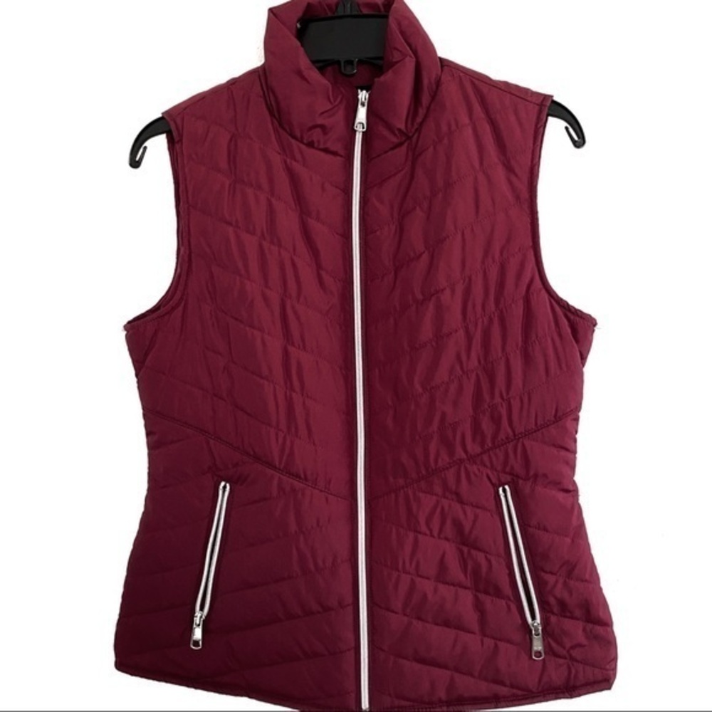 Black Rivet Women puffer vest size small NWT. Cranberry